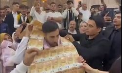 Düğünde gelin ve damada paradan yelek giydirip, taç taktılar