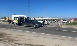 Edirne'de iki otomobil kavşakta çarpıştı: 8 yaralı
