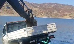 El freni çekilmeden park edilen kamyonet, baraj gölüne düştü; 1 ölü