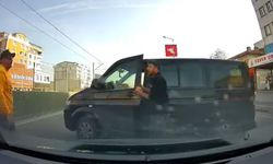 El freni çekilmeyen minibüs, hareket edip, yola indi; o anlar kamerada