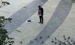 Elinde Atatürk tablosu ile saygı duruşunda bulundu