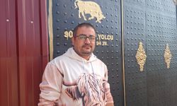 'Engerek' yılanını kuyruğundan yakalayıp, doğaya bıraktı; o anlar kamerada