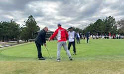 Eski Bakan Mevlüt Çavuşoğlu'ndan Ay-Yıldızlı sporculara destek