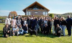 Güller ve Günahlar setinden neşeli kare