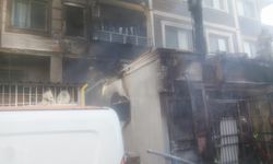 Hatay'da iş yerinde çıkan yangın, üst kattaki daireye sıçradı