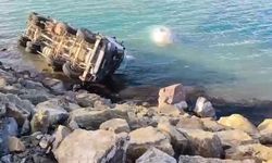 Hazar Gölü'ne uçan beton mikserinin şoförü kurtarıldı