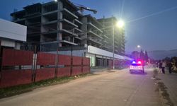 İnşaatta üzerine çelik kapı düşen yabancı uyruklu işçi, öldü