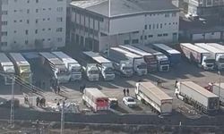 İş makinelerinin üzerinde Ata'ya saygı duruşu