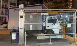 İstanbul- Ataşehir'de kamyonetin otobüs durağına daldığı anlar kamerada