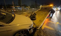 İstanbul - Avcılar'da D-100'de yan yola uçan otomobil, bariyerleri parçalayarak yayalara çarptı: 3 yaralı