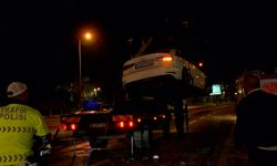 İstanbul - Bakırköy'de refüjü aşan otomobil karşı yönden gelen otomobille çarpıştı