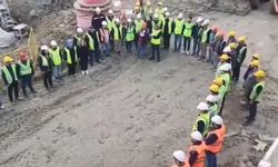 İstanbul - Başakşehir'de inşaat işçilerinden 09.05'te Ata'ya saygı duruşu