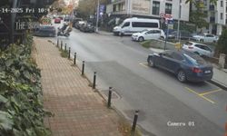 İstanbul - Beşiktaş'ta motosikletin otomobile çarptığı kaza kamerada