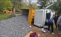 İstanbul - Beykoz'da mıcır yüklü kamyon devrildi; şoför yaralandı