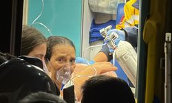 İstanbul - Beyoğlu'nda 2 katlı binada çıkan yangında mahsur kalan 4 kişi kurtarıldı