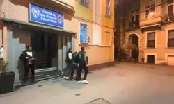 İstanbul- Beyoğlu'nda yere düşen telefonu alıp kaçan şüpheli kamerada