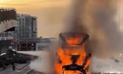 İstanbul- Büyükçekmece'de alev alev yanan kamyonet metal yığınına döndü