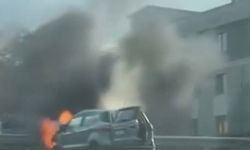 İstanbul- Büyükçekmece'de otomobil alev alev yandı