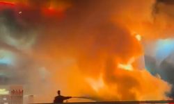 İstanbul- Çekmeköy'de otomobil akaryakıt istasyonuna daldı; 2 otomobil yandı