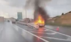 İstanbul- Çekmeköy'de otoyolda hafif ticari araç alev alev yandı