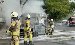 İstanbul - Esenyurt'ta park halindeki minibüs alev alev yandı; müdahale etmek isteyen şoför yaralandı
