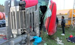 İstanbul - Eyüpsultan'da devrilen hafriyat kamyonunun şoförü yaralandı