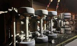 İstanbul - Eyüpsultan'da mıcır yüklü hafriyat kamyonu devrildi, şoför yaralandı