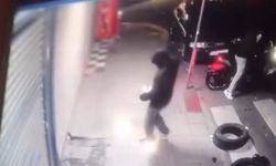 İstanbul- Gaziosmanpaşa'da iş yerine el yapımı patlayıcı ile saldırı kamerada