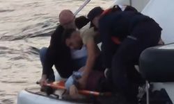 İstanbul - İstanbul Boğazı'nda boğulma tehlikesi geçiren kadını denize atlayarak kurtardı; o anlar kamerada