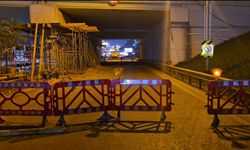 İstanbul - Kadıköy'de çukura düşen motosikletli yaralandı