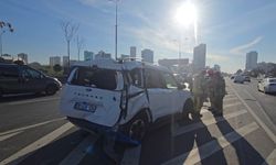 İstanbul-Kadıköy'de hafif ticari araca çarpan servis minibüsü yan yattı