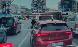 İstanbul - Kağıthane'de trafikte tartıştığı sürücünün kapısını açmak istedi, otomobil ilerleyince yere düştü