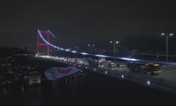 İstanbul - 'Kızılay Haftası' kapsamında FSM Köprüsü'ne Kızılay bayrağı asıldı