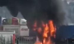 İstanbul- Küçükçekmece'de TIR'ın dorsesi alev alev yandı