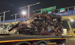 İstanbul - Kuzey Marmara Otoyolu'nda gişelere çarpan hafif ticari aracın sürücüsü ağır yaralandı