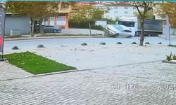 İstanbul - Sancaktepe'de dönüş yapan TIR, otomobile çarptı; kaza kamerada