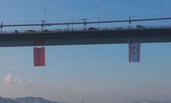 İstanbul - Şehitler Köprüsü'ne, kuruluşunun 42'nci yılını kutlayan KKTC bayrağı asıldı