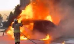 İstanbul - Sultangazi'de yanan hafif ticari araç kullanılamaz hale geldi