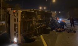 İstanbul - Ümraniye TEM Otoyolu'nda otomobil meyve yüklü kamyonetle çarpıştı: 2 yaralı