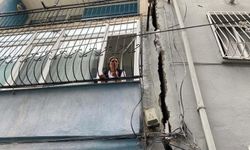 İzmir'de evlerinde çatlaklar oluşan mahalleli çözüm bekliyor