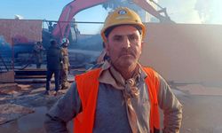 İzmir'de inşaat şantiyesinde yangın; alevler 2 otomobile sıçradı (2)