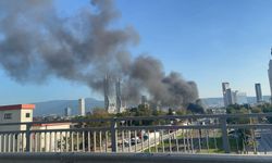 İzmir'de inşaat şantiyesinde yangın; alevler 2 otomobile sıçradı