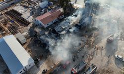 İzmir'de inşaat şantiyesinde yangın; alevler 2 otomobile sıçradı/Ek fotoğraflar