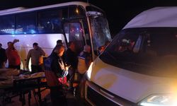 İzmir'de servis otobüsü ile servis minibüsü çarpıştı: 13 yaralı