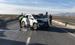 Kamyonet ile otomobil çarpıştı: 3'ü çocuk 7 yaralı