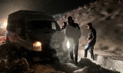 Kar ve tipi nedeniyle mahsur kalan 7 araç ve içindeki 30 kişi kurtarıldı