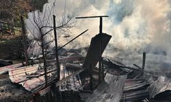 Karabük'te 2 katlı ahşap ev yandı; 5 kişi dumandan etkilendi