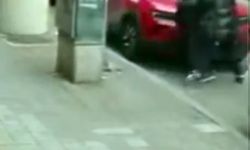 Kendisini evden çıkartan mülk sahibini darbetti; o anlar kamerada