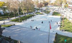 Kirlettikleri parkı, süpürge ve küreklerle temizlediler