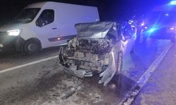 Kırmızı ışıkta duran otomobile arkadan gelen otomobil çarptı; 5 yaralı